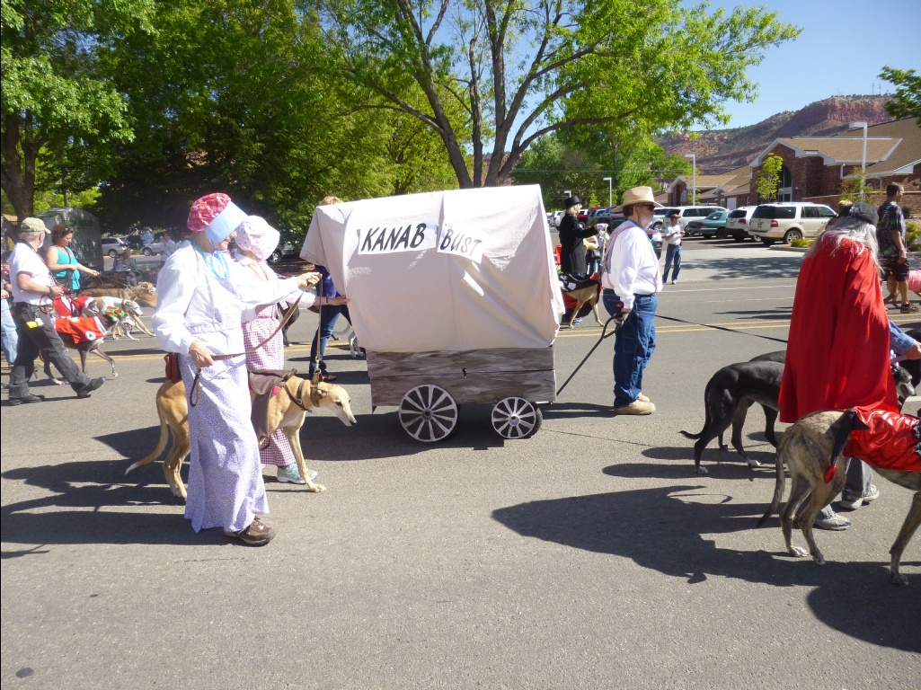 0575-Kanab_Greyhound_Parade-2014